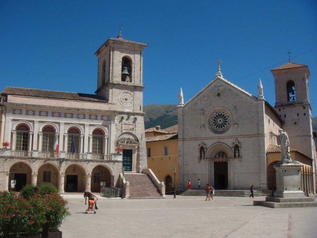 TAPPA 1-NORCIA Piazza San Benedetto (prima del terremoto del 2016) - Foto di Simone Frignani