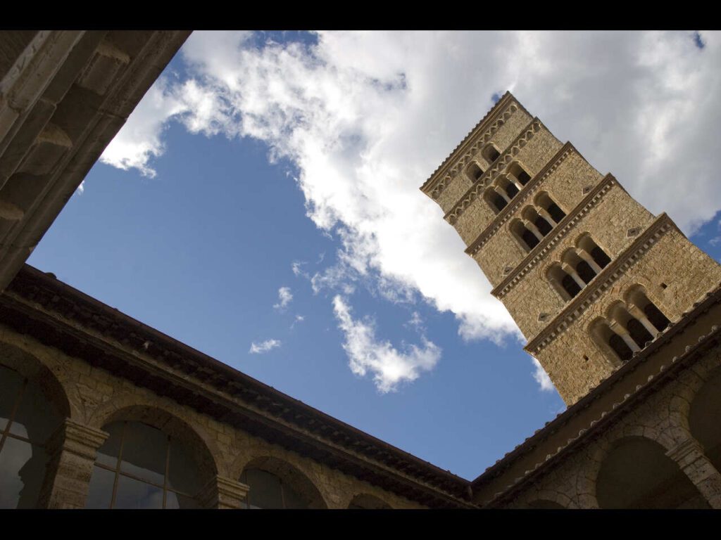 TAPPA 10-SUBIACO Abbazia di Santa Scolastica, il chiostro cosmatesco (foto di Paolo Sbraga)