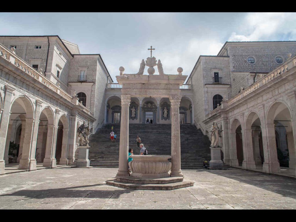 TAPPA 16-ABBAZIA DI MONTECASSINO Chiostro del Bramante - Foto di Mirko Pradelli